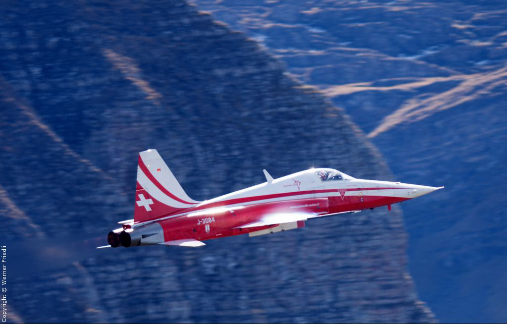 Patrouille Suisse - Solist mir hoher Geschwindigkeit