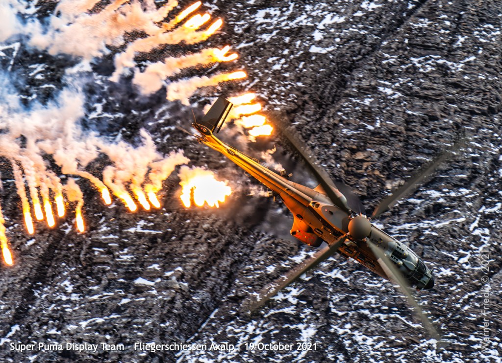 Super Puma mit Flares