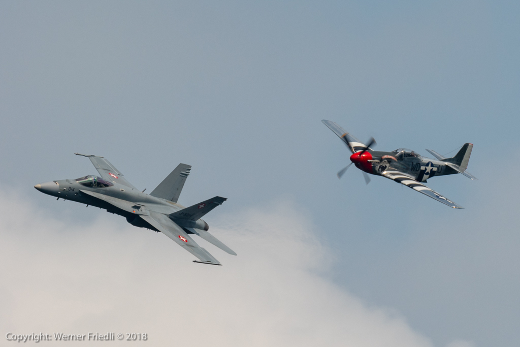 Boeing F/A-18C Hornet und North American P-51D Mustang